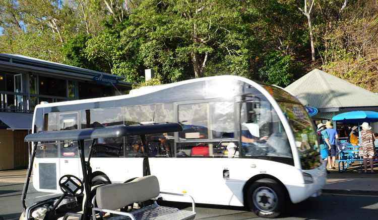 シャトルバス