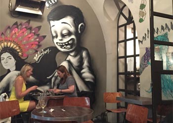 裏道のおしゃれなBAR