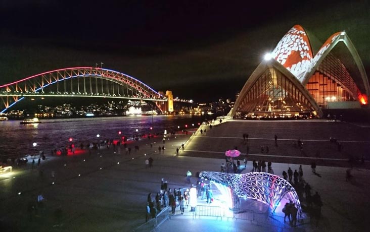 シドニー冬のイベント、VividSydney中のオペラハウスとハーバーブリッジ